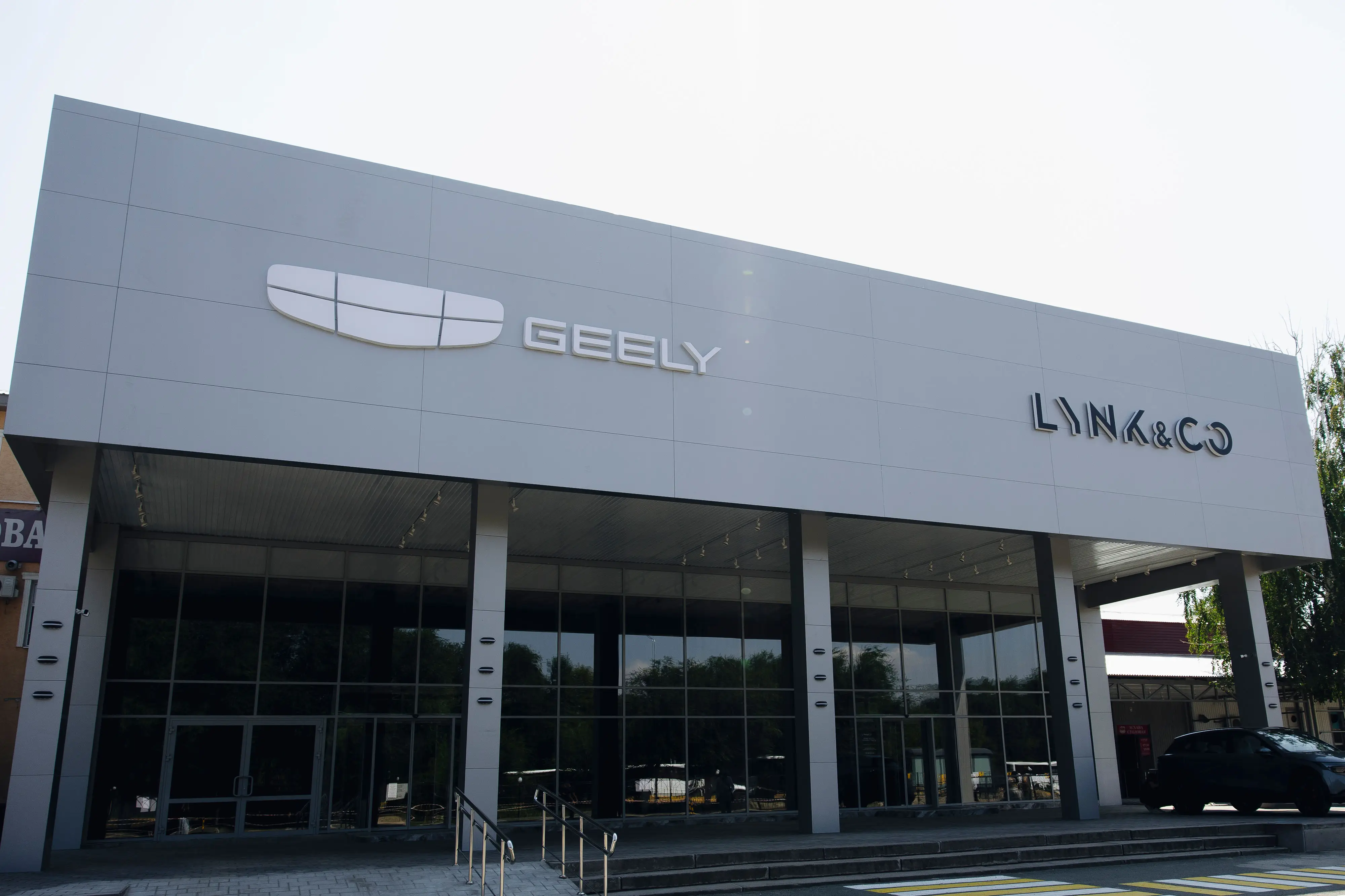 Новый дилерский центр Geely открылся в Уральске Новый дилерский центр Geely открылся в Уральске
