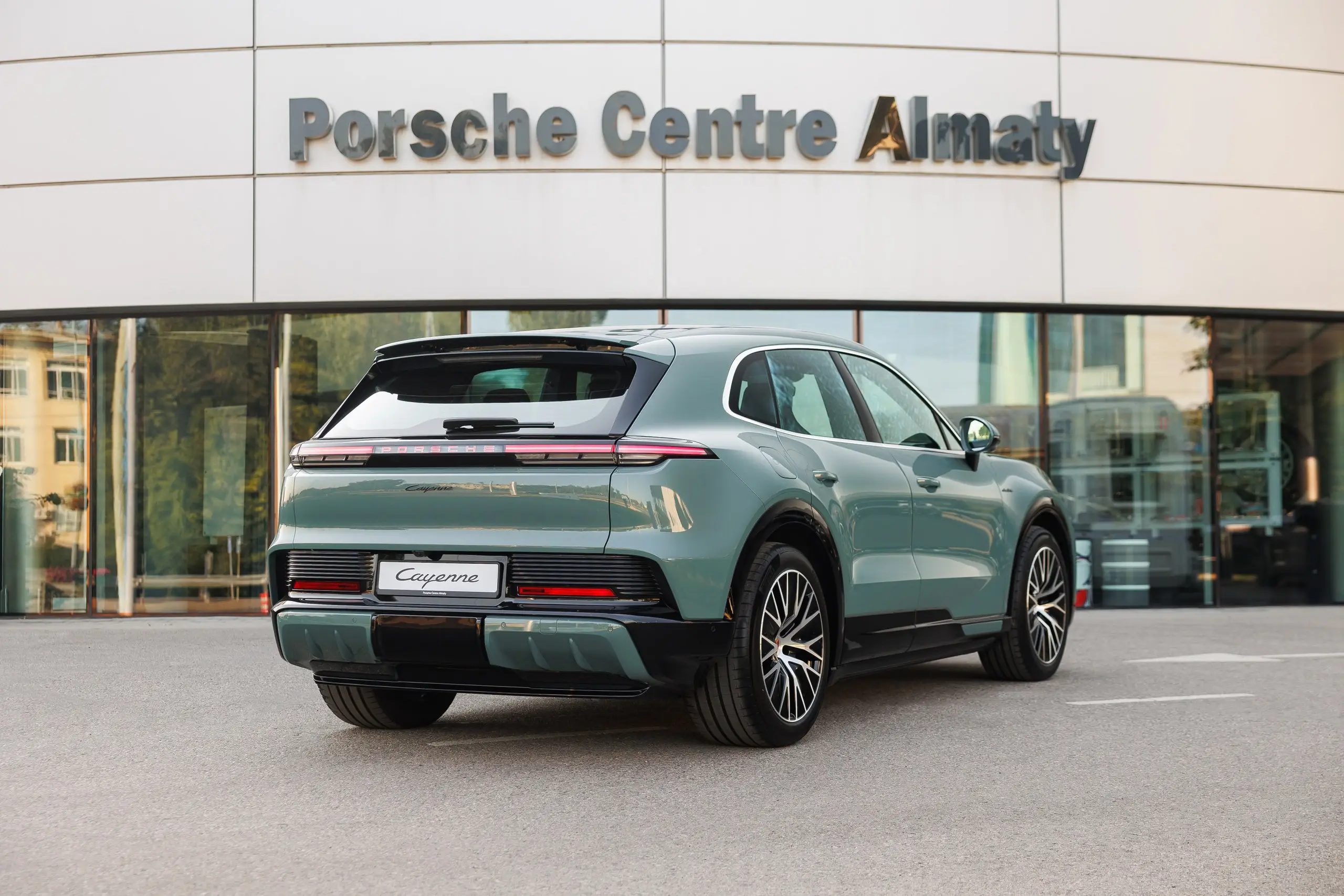 Первый полностью электрический Porsche Cayenne вышел на рынок Казахстана Первый полностью электрический Porsche Cayenne вышел на рынок Казахстана